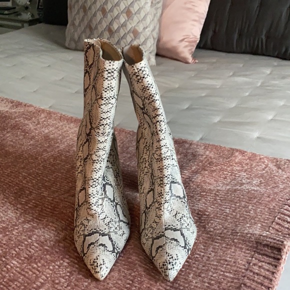 Size 6.5 booties in perfect condition - Picture 2 of 3